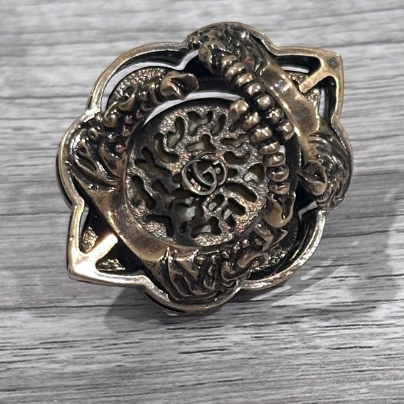 Gucci Gold Black Crystals, Velvet and Resin Cushion Cocktail Ring - Picture 5 of 6